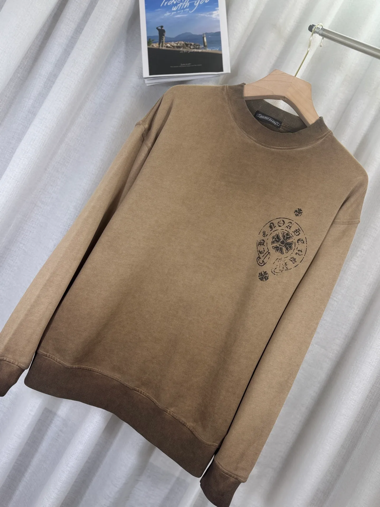 P260 top version, real shot without P, ​​different from market currency) 𝗖𝗵𝗿𝗼𝗺𝗲 𝗛𝗲𝗮𝗿𝘁𝘀/Cro Heart 2025 washed patch embroidery autumn and winter new original single counter American laser burnt 3D three-dimensional color embroidered couple casual sweatshirt 👑The highest version! Customized fabric 420g tripe terry fabric! American acid-washed and distressed original fabric laser burnt ✟appliqué embroidery and exquisite embroidery of letters! The best-selling model in the counter, very comfortable to wear. Accessories: original molded and authenticated collar label➕100% silk wash label. Genuine purchase-grade original hangtag➕matching hanging rope➕3D hanging beads➕original packaging bag. Craftsmanship: The original version has consistent wiring! The highest version of the armhole matching technique! Color: Earth Yellow Gray Black Size: S M L XL Style No.: 9320